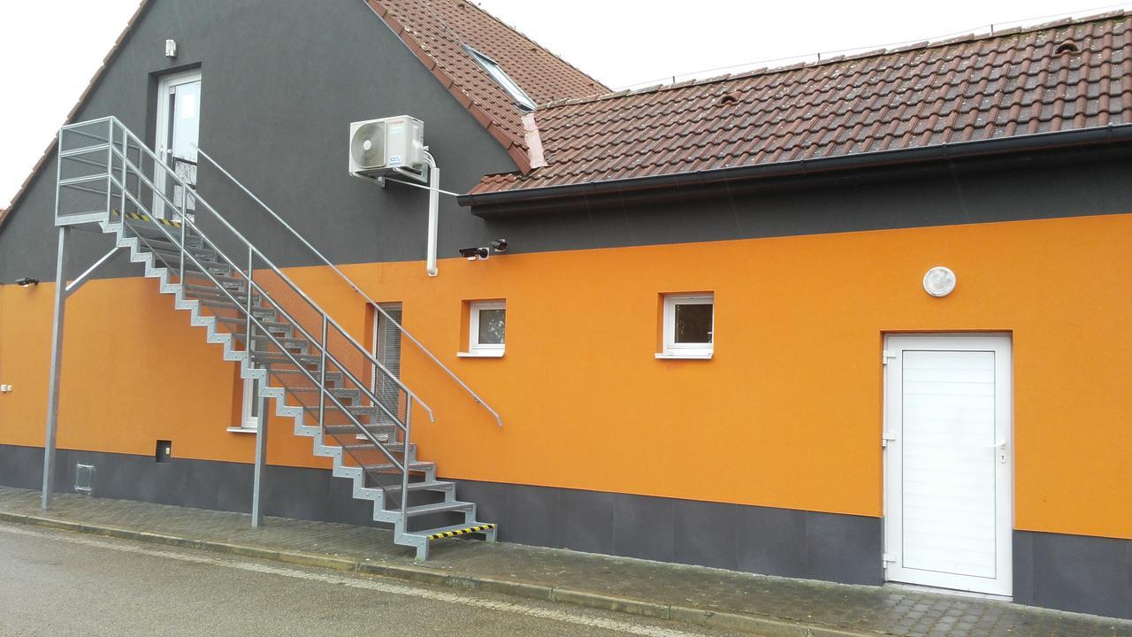 Bed and Breakfast Bed & Parking Eurobit Hrusky  Exterior foto