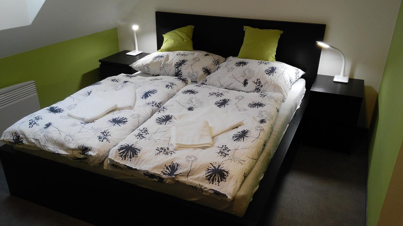 Bed and Breakfast Bed & Parking Eurobit Hrusky  Exterior foto